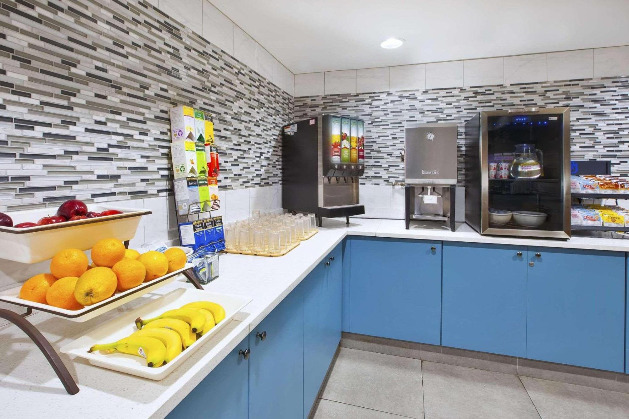 Country Inn & Suites By Radisson, Big Rapids, Mi Εξωτερικό φωτογραφία