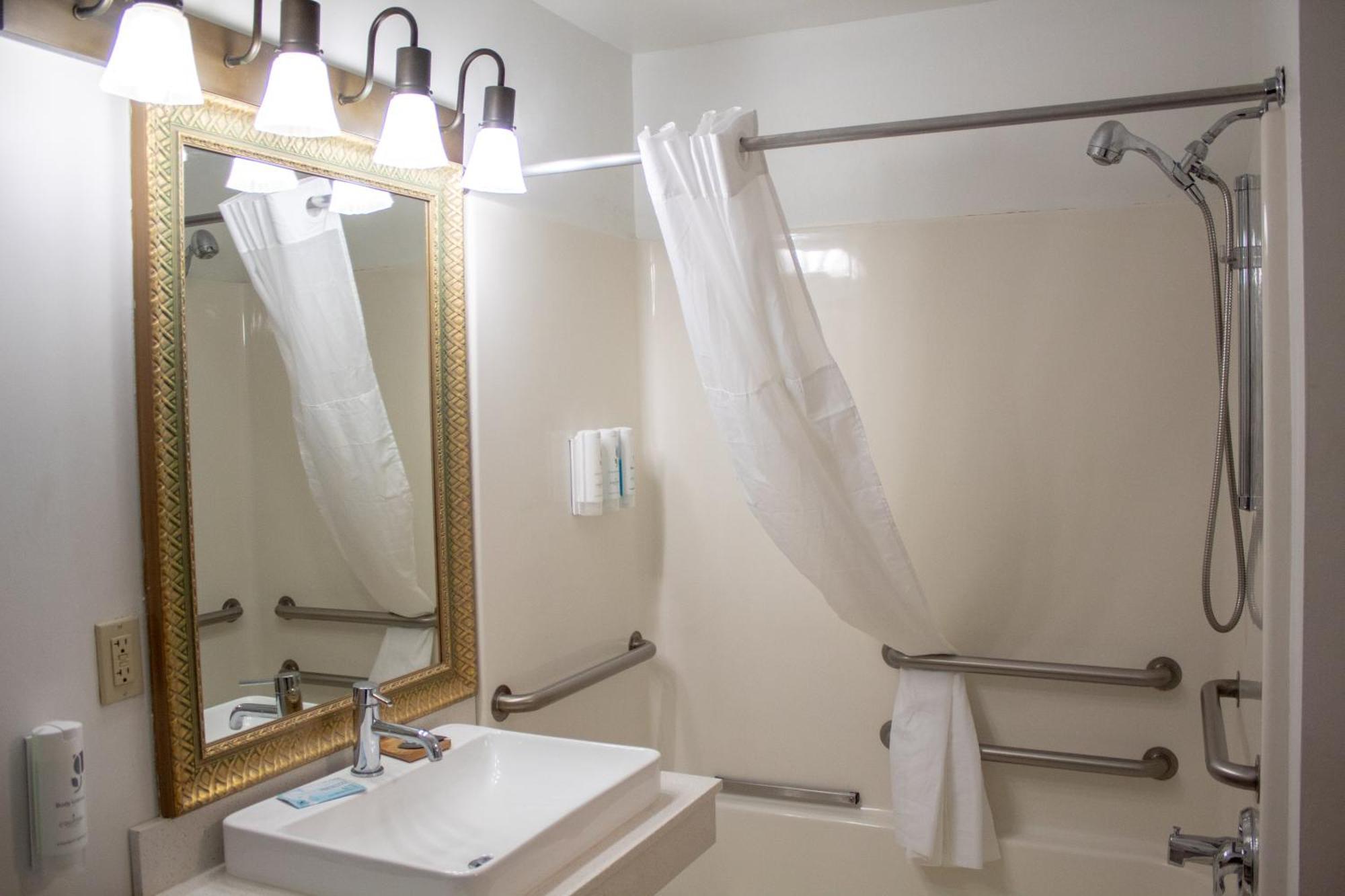 Country Inn & Suites By Radisson, Big Rapids, Mi Εξωτερικό φωτογραφία