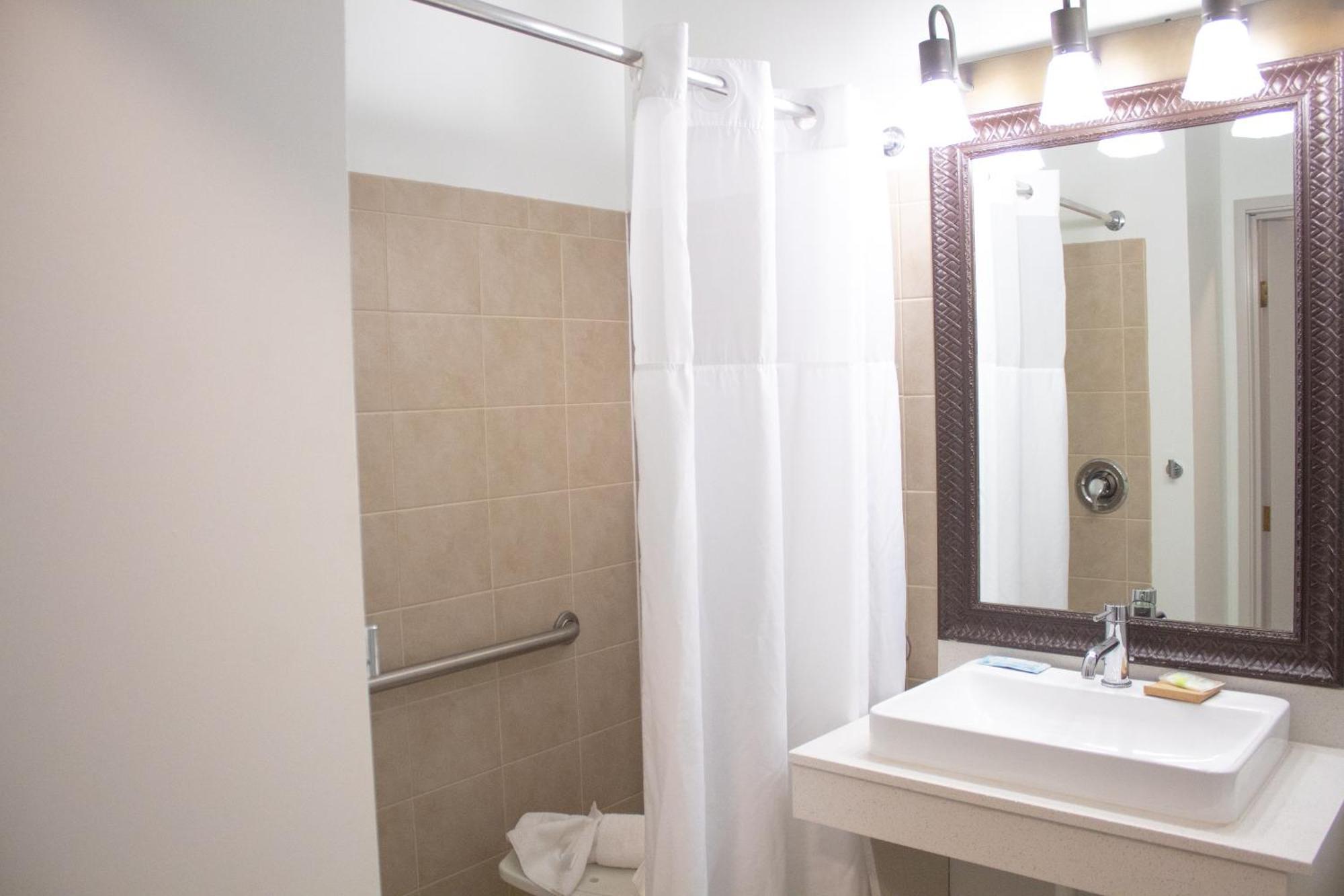 Country Inn & Suites By Radisson, Big Rapids, Mi Εξωτερικό φωτογραφία